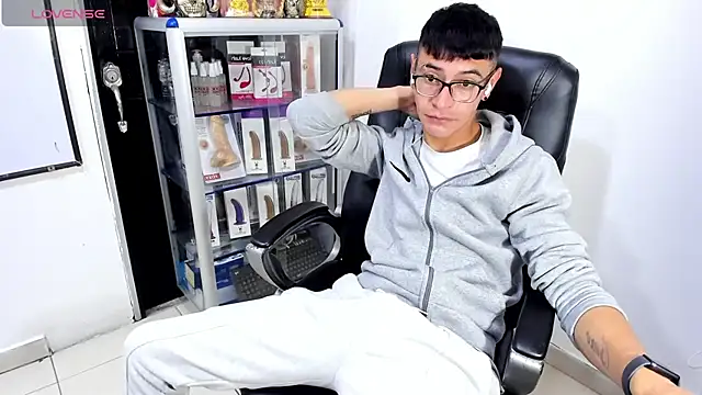 Alexx_bigcockk Adlı Modelin Web Kamerası Şovu