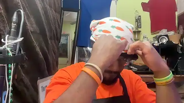 צ'אט XXX בשידור חי של ORANGE_FACE_INWARD