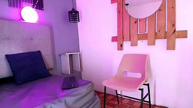 Hey_Noaah Show in webcam