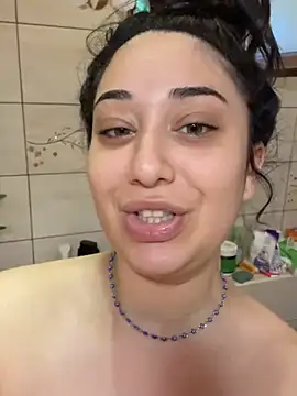 ICEGLOSS live XXX chat