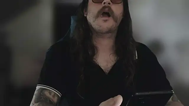 Show modela maxstache na web-kameri