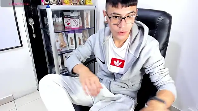 Alexx_bigcockk 网络视讯表演