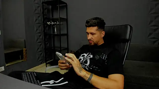 Онлайн чат XXX LoganStroud