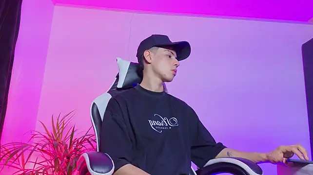 Онлайн чат XXX SebastianReed_