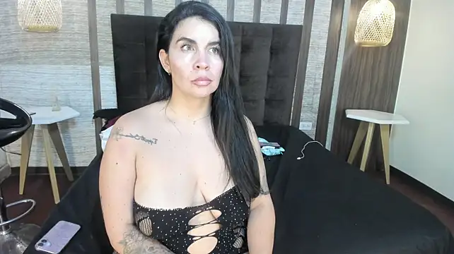 Hannah_Cross Adlı Modelin Canlı XXX Sohbeti