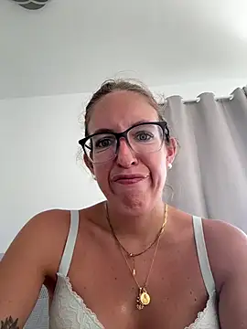 Pokazy przed kamerką – Nayra_Foxx