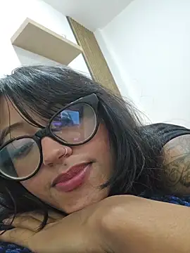 Chat +18 de Yulia_Mercier_ ao vivo