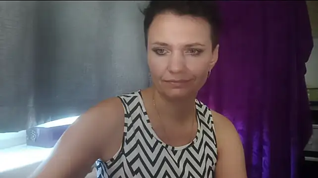 XXX chat uživo modela HotMamaQueen234