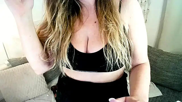 MissPuschel live XXX chat