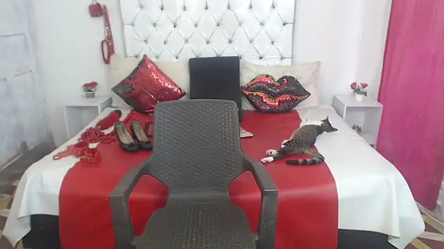 Sweetbigcatt Adlı Modelin Canlı XXX Sohbeti