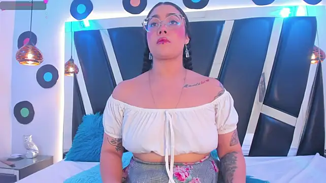 antonelllepiercee Chat XXX live