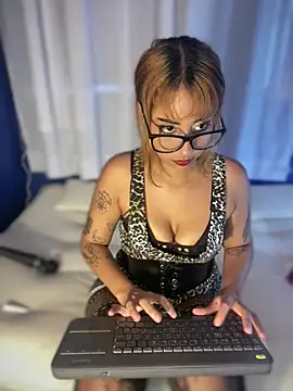 Chat +18 de LeylaKnox ao vivo