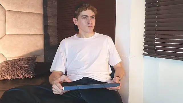 Tyler_Mcreyのウェブカメラショー
