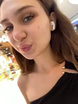 QuitieLia Chat XXX live