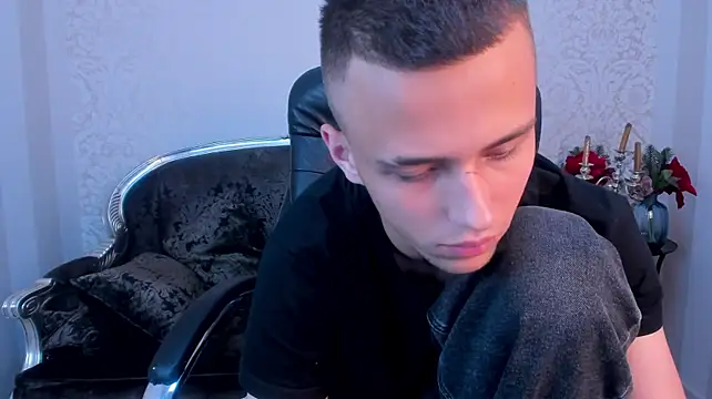 lucaskaur XXX чат на живо