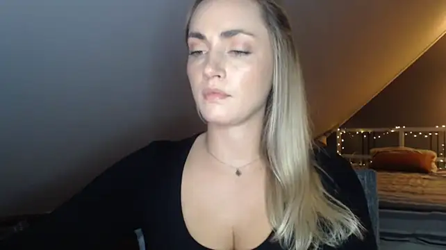 ScarlettSensitive's Live XXX Chat