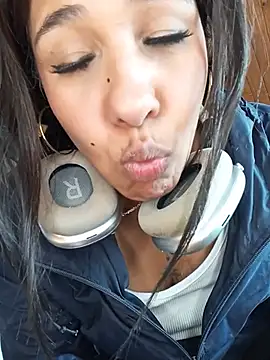 Ivon_C লাইভ XXX চ্যাট