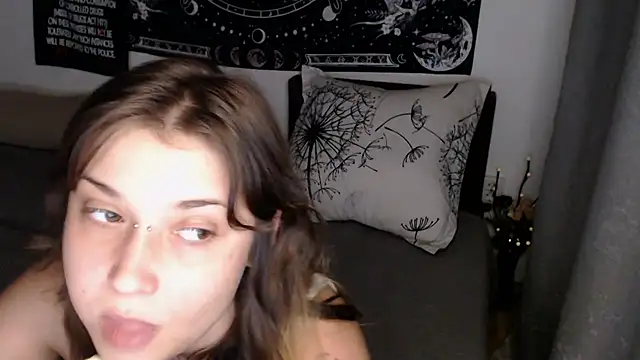 AlienforTwenty live XXX chat