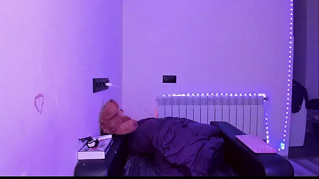 Lyricca: вебкам-шоу