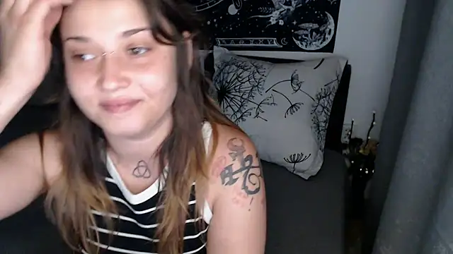 AlienforTwenty live XXX chat