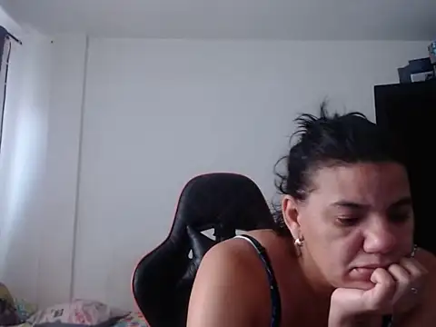 Chat +18 de Adriana_0312 ao vivo