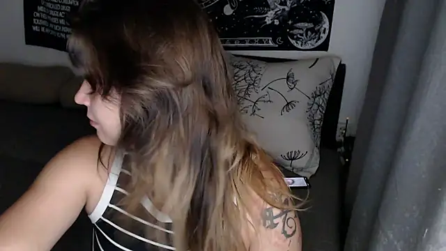 AlienforTwenty's Live XXX Chat