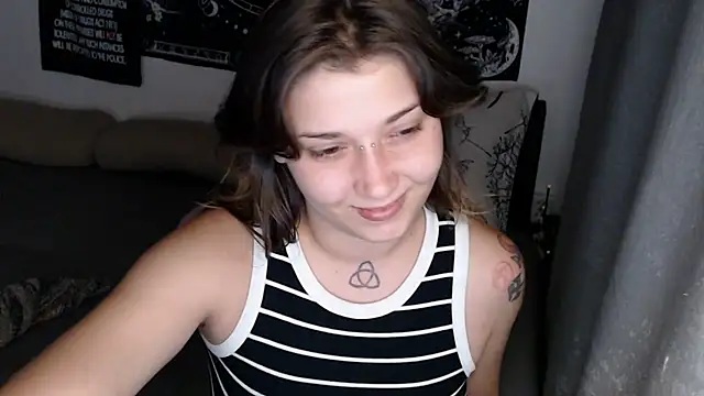 AlienforTwenty's Live XXX Chat