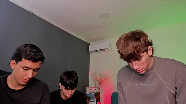 Show modela Handsomeboyss19 na web-kameri