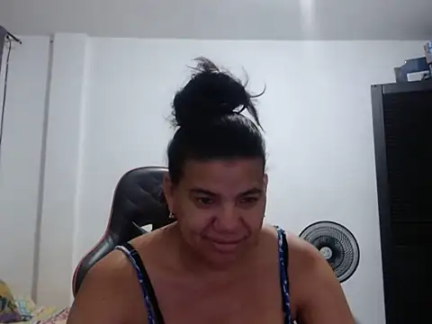Chat +18 de Adriana_0312 ao vivo