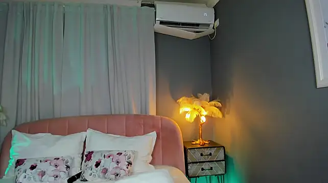 AmedeeaBanks Adlı Modelin Canlı XXX Sohbeti