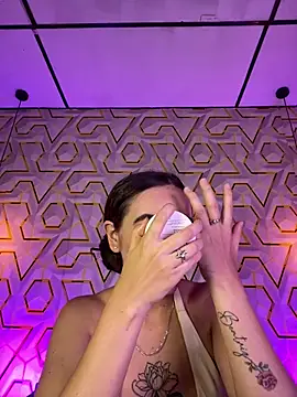 MelanyyJhonson15 XXX чат на живо