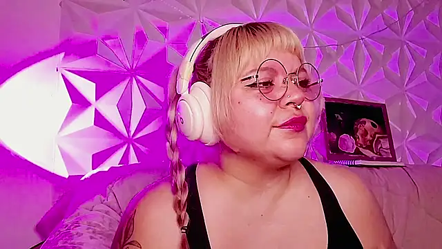 Chat +18 de Satyn_doll ao vivo