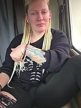 PinkTheHawk élő XXX-chatje