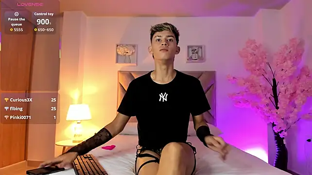 Baby_noahtt লাইভ XXX চ্যাট