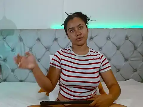 NoiraVale's Live XXX Chat