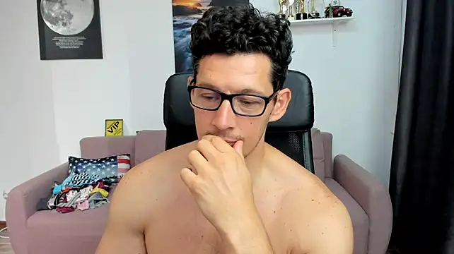 צ'אט XXX בשידור חי של BrutusK08