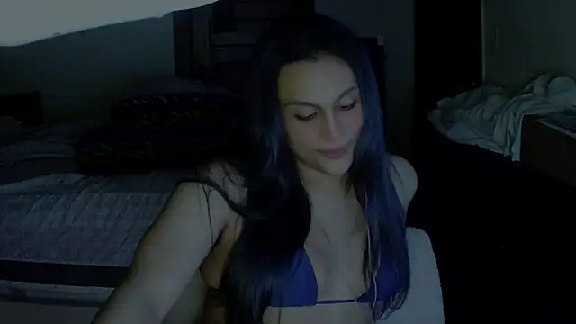 Evyniadoll: διαδικτυακό σόου στην κάμερα