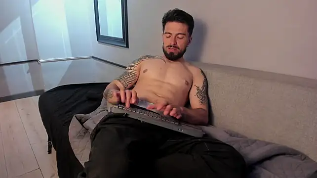 Liam_ashford: διαδικτυακό σόου στην κάμερα