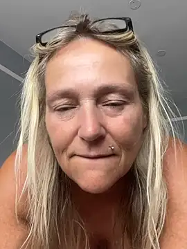 Blondnboujee53's Webcam Show