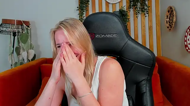 ElaraVoltage's Live XXX Chat