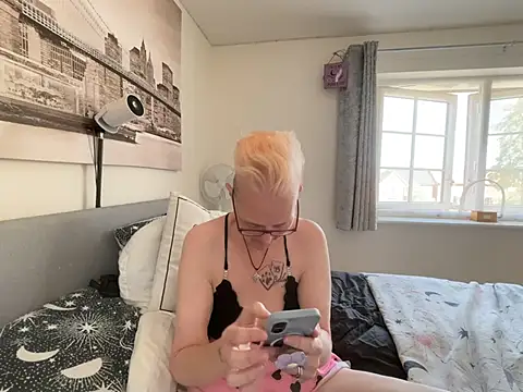 Chat XXX en directo de Curvy-Jinx