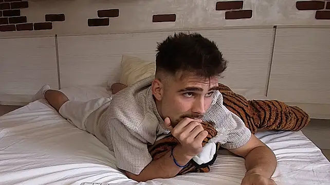دردشة KyloEast الجنسية المباشرة