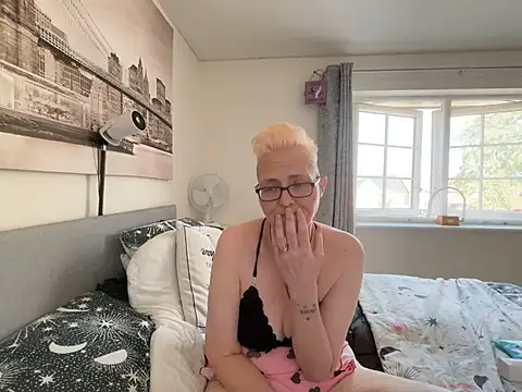 Curvy-Jinx's Live XXX Chat
