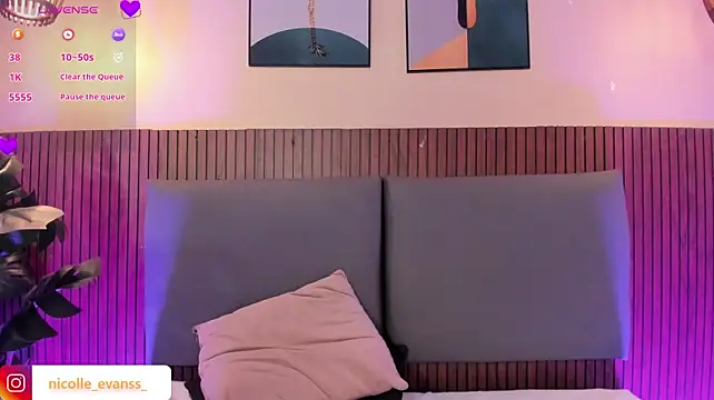 NicolleeEvanss Live XXX-Chat