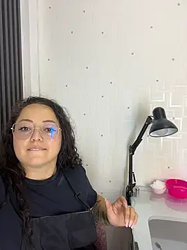 Nails_Lucia: διαδικτυακό σόου στην κάμερα