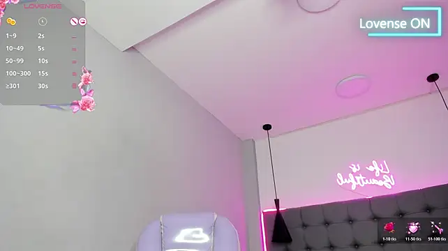 הופעת וובקאם של scarletcherry18