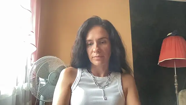 Omelvia: διαδικτυακό σόου στην κάμερα