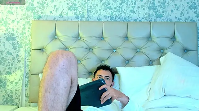 عرض كام AndrewCrooss