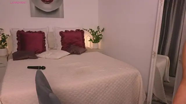 LoveMika32 Adlı Modelin Canlı XXX Sohbeti