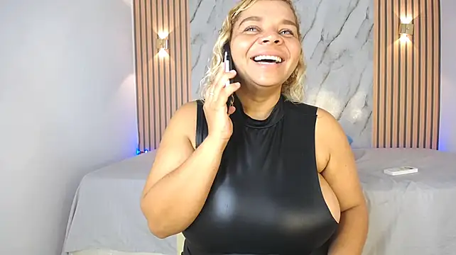 Chat XXX en directo de CasieBigtits